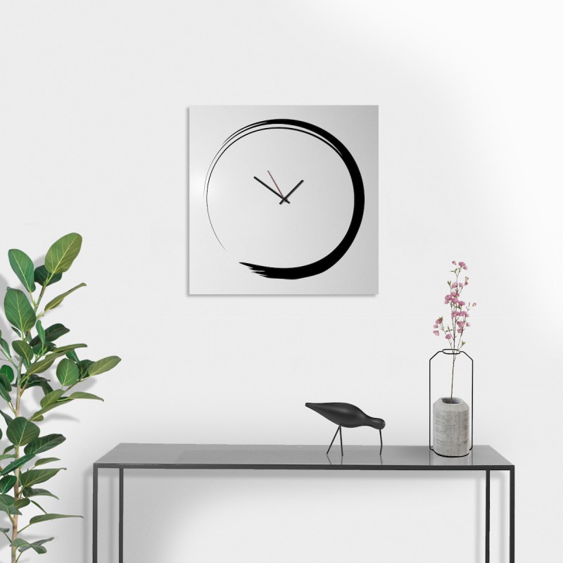 Orologio S-ENSO da parete realizzato su lamiera di metallo serigrafata a mano, versione nera ambientato Orologio S-ENSO da parete realizzato su lamiera di metallo serigrafata a mano, versione nera ambientato