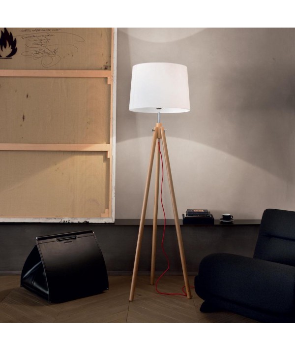 Lampada da terra York realizzata in legno metallo e tessuto color Wood ambientata