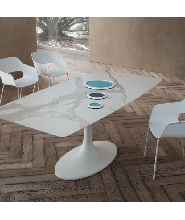 Tavolo Ruud Nero realizzato in Mineral Marmo laccato Bianco Opaco ambientato