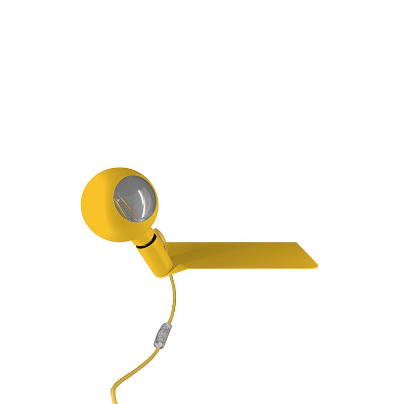 Lampada in metallo color giallo con mensola di Filotto Lampada in metallo color giallo con mensola di Filotto