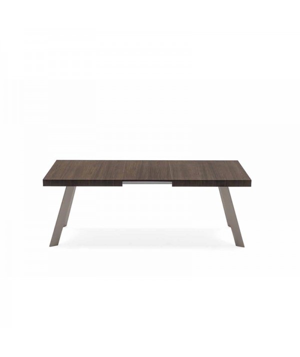 Il tavolo allungabile Bold di connubia calligaris con gambe in faggio e piano in nobilitato termocotto con una allunga