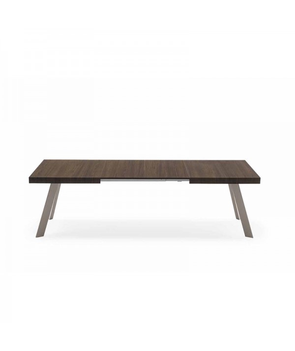 Il tavolo allungabile Bold di connubia calligaris con gambe in faggio finitura tortora e piano in nobilitato termocotto aperto