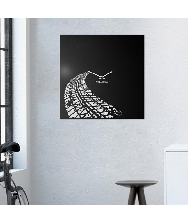 orologio a parete in metallo nero di dESIGNoBJECT ambientato