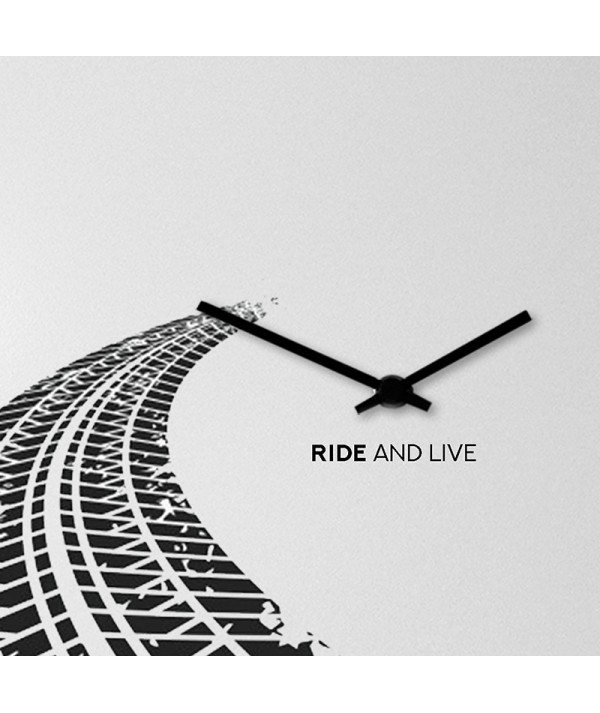 orologio a parete in metallo grigio chiaro di dESIGNoBJECT