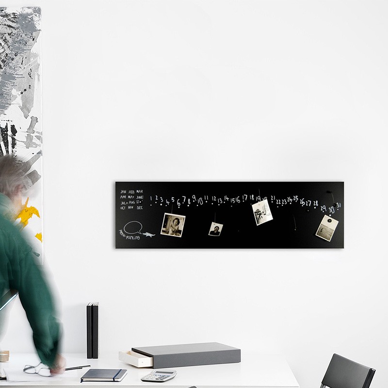 Calendario perpetuo Krok 2 Black di dESIGNoBJECT ambientato Calendario perpetuo Krok 2 Black di dESIGNoBJECT ambientato