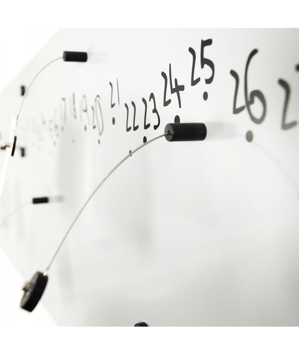 Calendario perpetuo Krok 2 Black di dESIGNoBJECT ambientato magneti