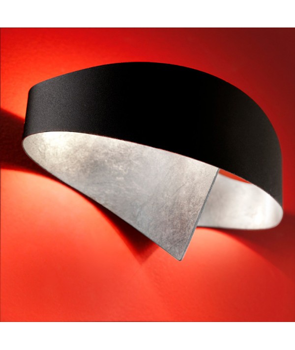applique scudo bicolore nero e foglia argento di Selène  sfondo rosso