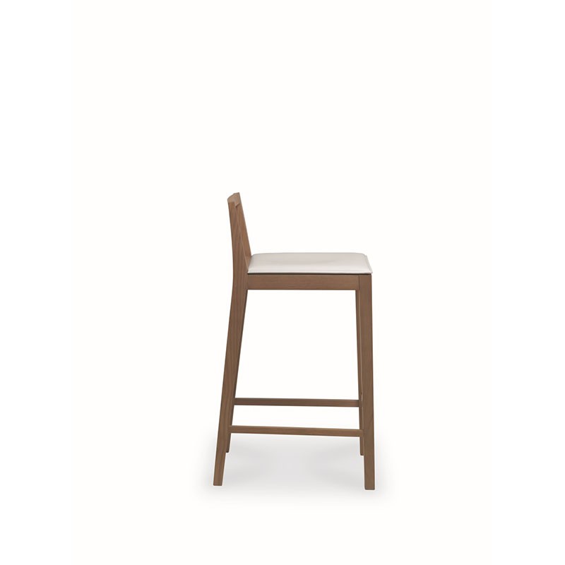 sgabello object di friulsedie in legno tabacco e seduta in cuoio rigenerato bianco sgabello object di friulsedie in legno tabacco e seduta in cuoio rigenerato bianco