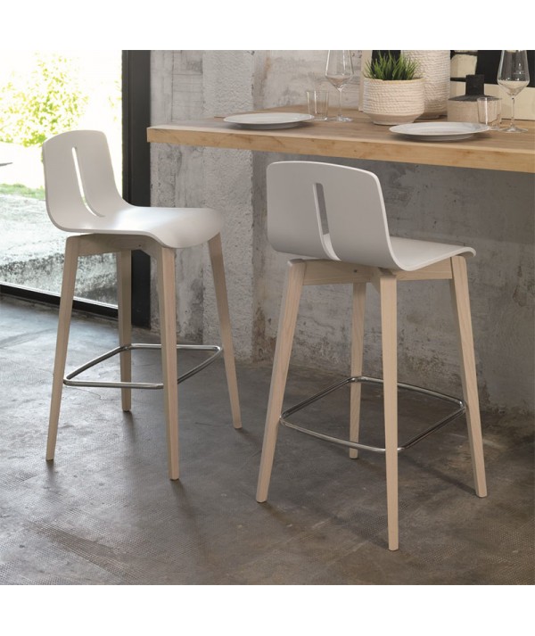 sgabello gordon di friulsedie realizzato con struttura in legno di frassino con sedile laccato bianco poro aperto ambientato