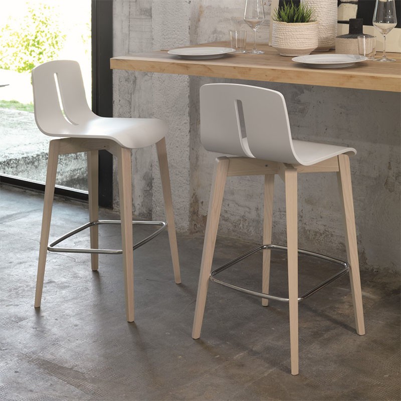 sgabello gordon di friulsedie realizzato con struttura in legno di frassino con sedile laccato bianco poro aperto ambientato sgabello gordon di friulsedie realizzato con struttura in legno di frassino con sedile laccato bianco poro aperto ambientato