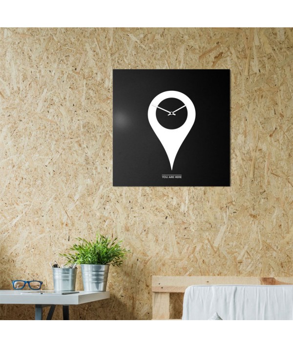 Orologio da parete You Are Here di dESIGNoBJECT realizzato in lamiera tagliata al laser verniciata a polvere di colore nero e bi