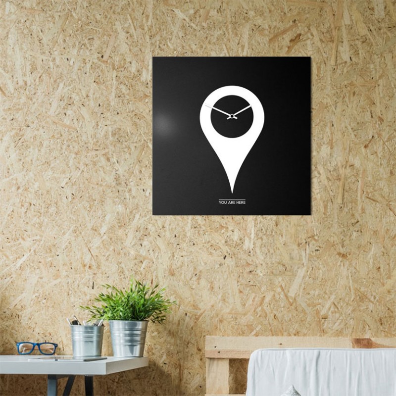 Orologio da parete You Are Here di dESIGNoBJECT realizzato in lamiera tagliata al laser verniciata a polvere di colore nero e bi Orologio da parete You Are Here di dESIGNoBJECT realizzato in lamiera tagliata al laser verniciata a polvere di colore nero e bi