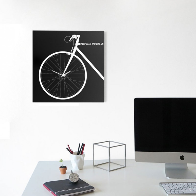 Orologio da parete Bike Clock in metallo nero ambientato Orologio da parete Bike Clock in metallo nero ambientato