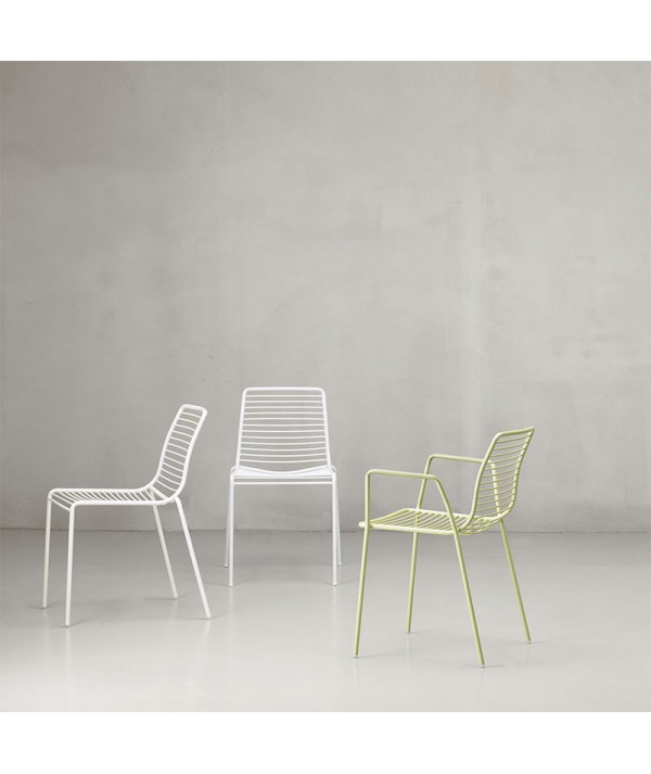 Sedia Summer con braccioli verde tiglio e bianco ambientata