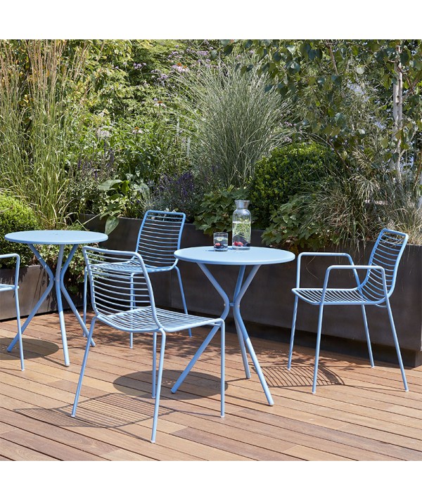 Sedia Summer con braccioli azzurro ambientata