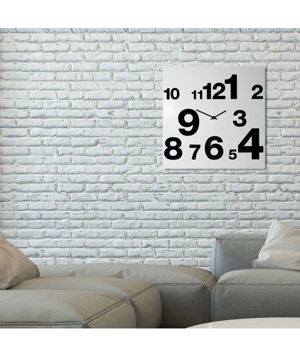 Orologio da parete Numbers realizzato su lamiera di metallo bianca foto ambientata