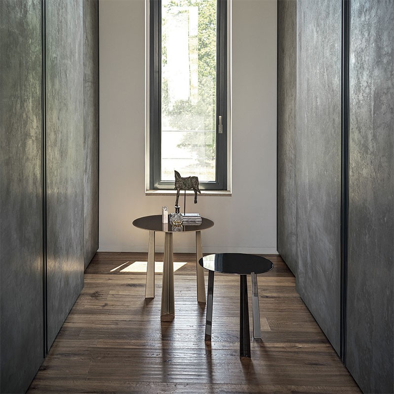 tao tavolino rotondo d i bontempi casa in acciaio laccato ottone scuro e antracite ambientato tao tavolino rotondo d i bontempi casa in acciaio laccato ottone scuro e antracite ambientato