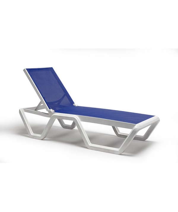 Lettino da sole Vela blu/bianco di scab design in tecnopolimero ambientato