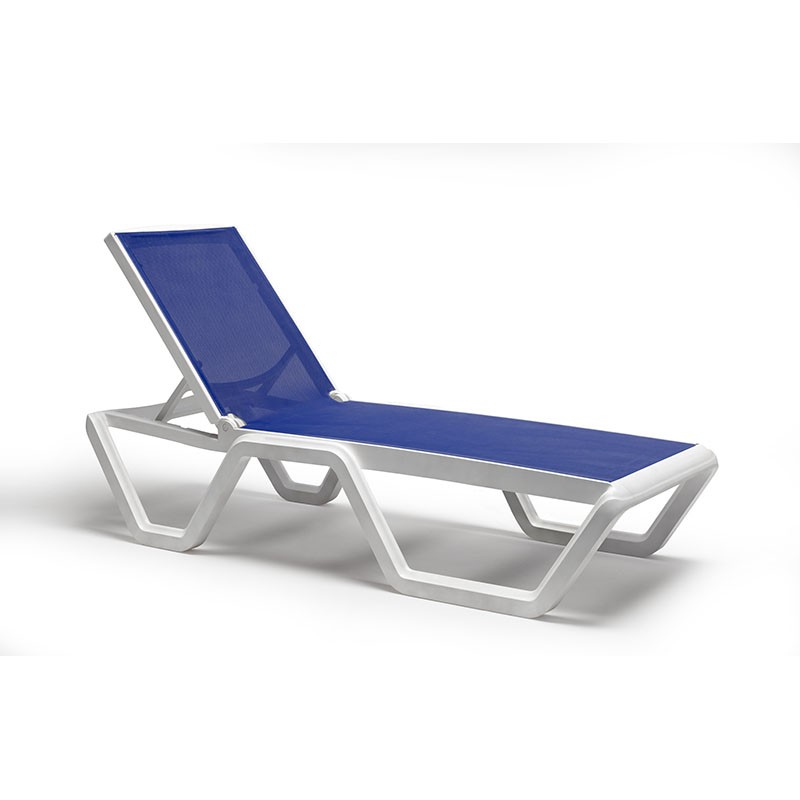 Lettino da sole Vela blu/bianco di scab design in tecnopolimero ambientato Lettino da sole Vela blu/bianco di scab design in tecnopolimero ambientato