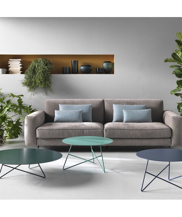 tavolino per esterno ermione di memedesign in metallo verde acqua blu navy zircone ambientato