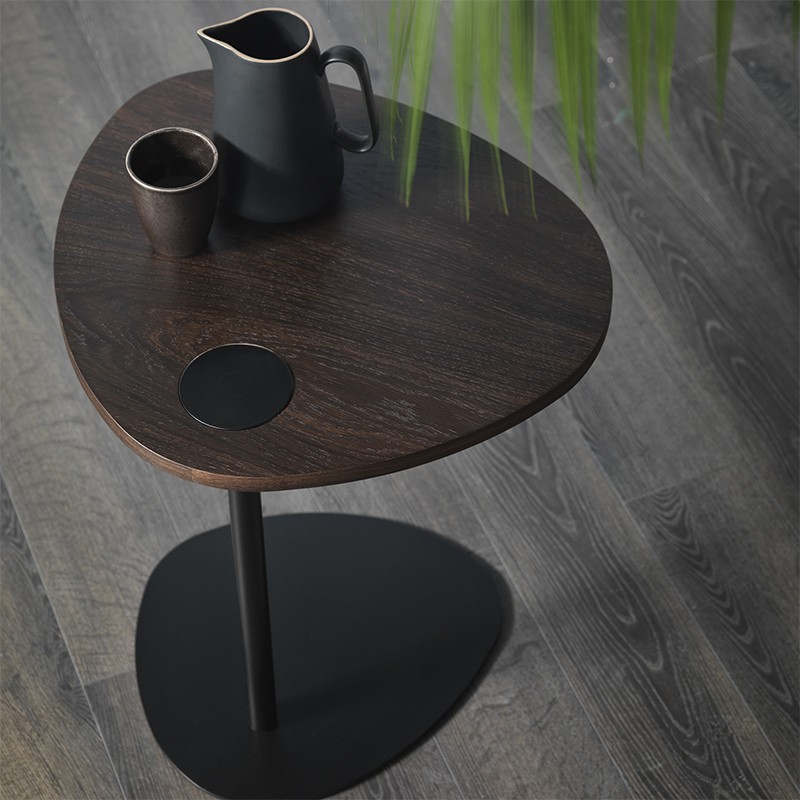 Tavolino Hugcon struttura in metallo nero e piano in legno rovere fumè Tavolino Hugcon struttura in metallo nero e piano in legno rovere fumè