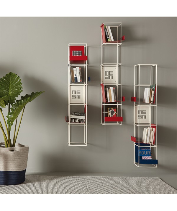 Libreria Libro Verticale in metallo bianco con mensole rosse  e blu di memedesign ambientato