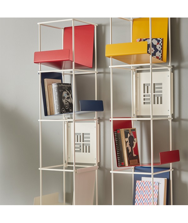 Libreria Libro Verticale in metallo bianco con mensole rosse giallo e blu di memedesign