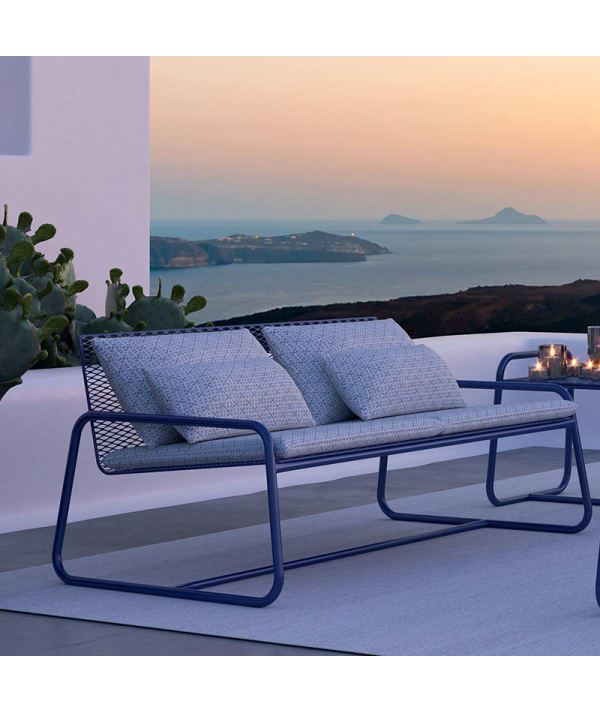 Divano da esterno Lolita di memedesign in acciaio blu navy ambientato