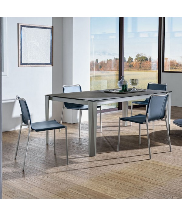 Sedia Shape cuoio blu ambientato