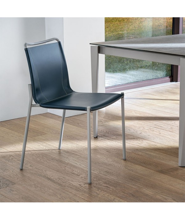Sedia Shape cuoio blu dettaglio