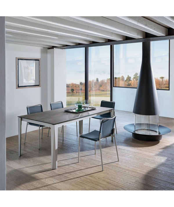 Sedia Shape cuoio blu ambientato