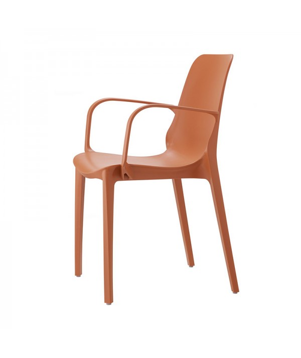 Sedia Ginevra  per interni ed esterni realizzata in tecnopolimero di colore terracotta con braccioli lato