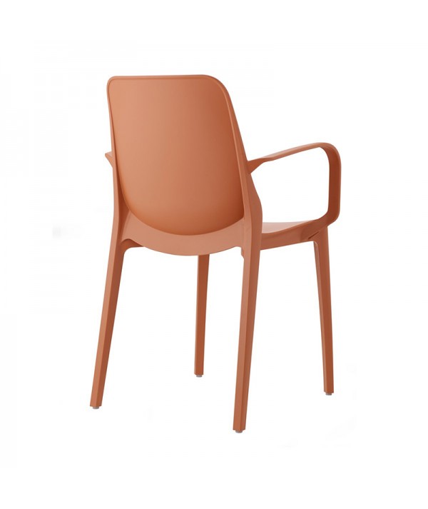 Sedia Ginevra  per interni ed esterni realizzata in tecnopolimero di colore terracotta con braccioli dietro