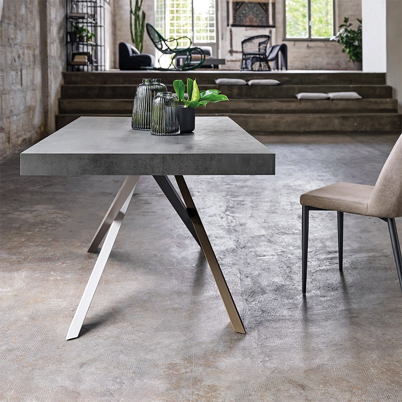 tavolo rettangolare allungabile di friulsedie con gambe metallo multicolor e piano malta antracite ambientato tavolo rettangolare allungabile di friulsedie con gambe metallo multicolor e piano malta antracite ambientato