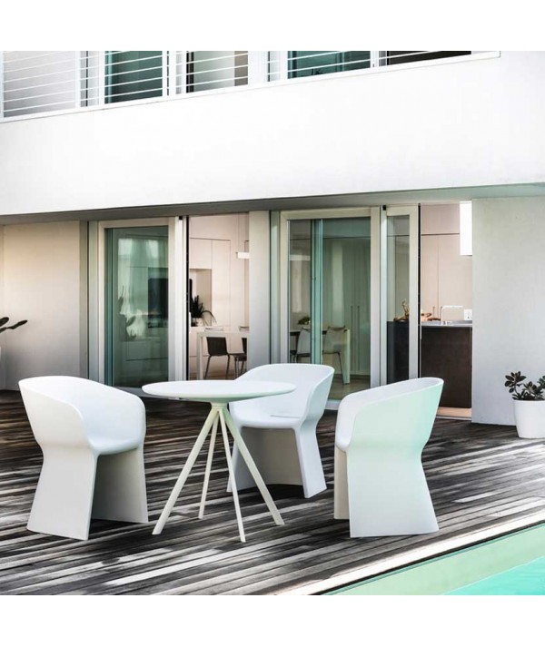 Poltroncina e tavolo Margarita per interni ed esterni in polietiline riciclabile di colore bianco ambientata