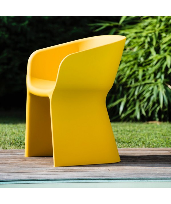 Poltroncina Margarita per interni ed esterni in polietiline riciclabile di colore giallo